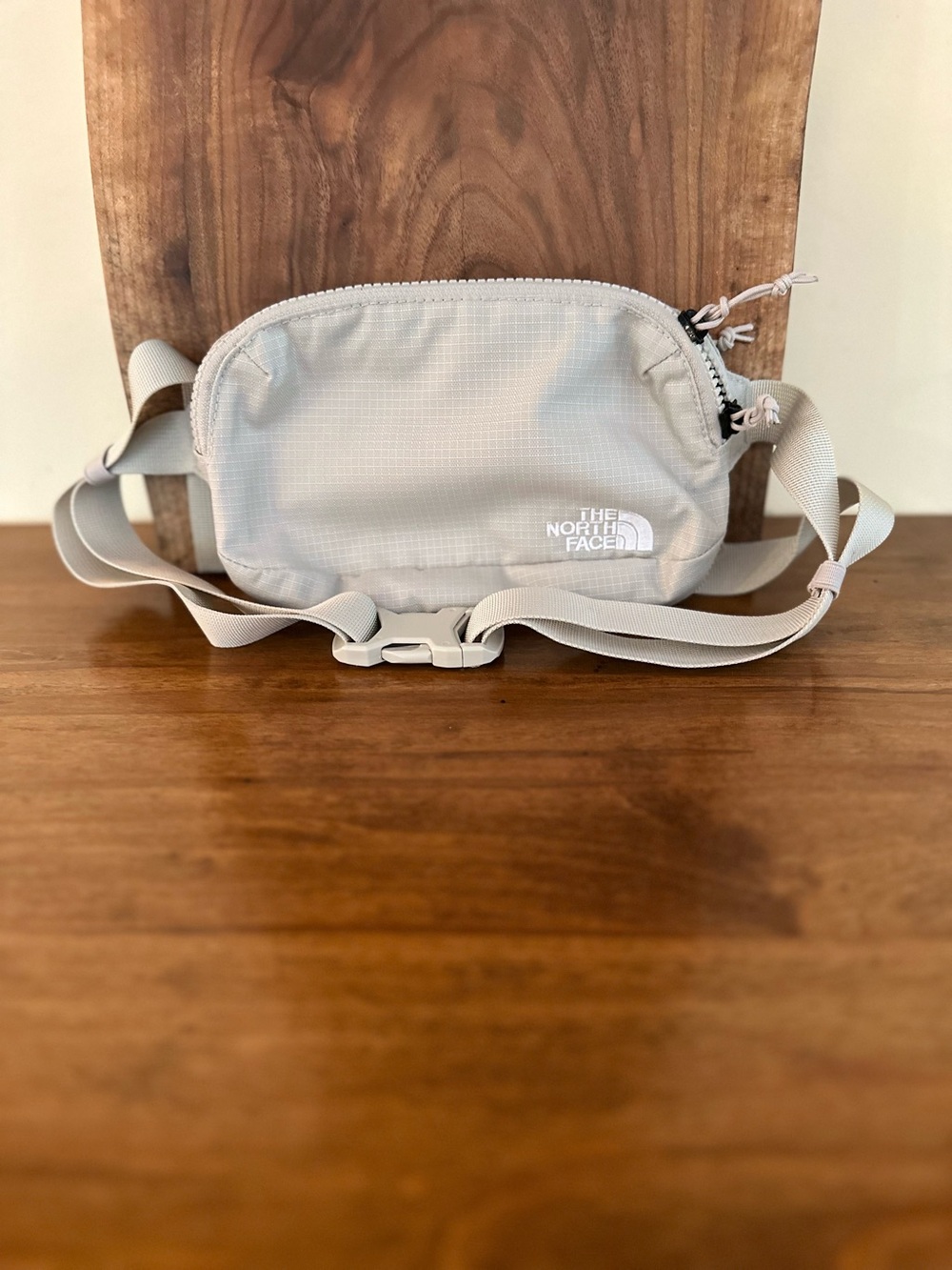 The North Face 1L Travel Hip Pack Cross Body Lt Grey New! Style NF0A8HQV